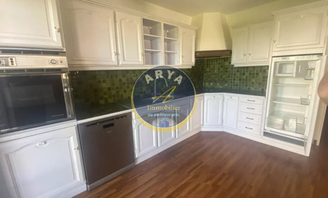 Maison de plain-pied lumineuse et au calme d'une impasse, cinq chambres, sous-sol complet, garage double, beau terrain, ARYA Immobilier, estimation gratuite sous 48h