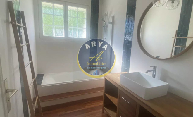 Maison de plain-pied lumineuse et au calme d'une impasse, cinq chambres, sous-sol complet, garage double, beau terrain, ARYA Immobilier, estimation gratuite sous 48h