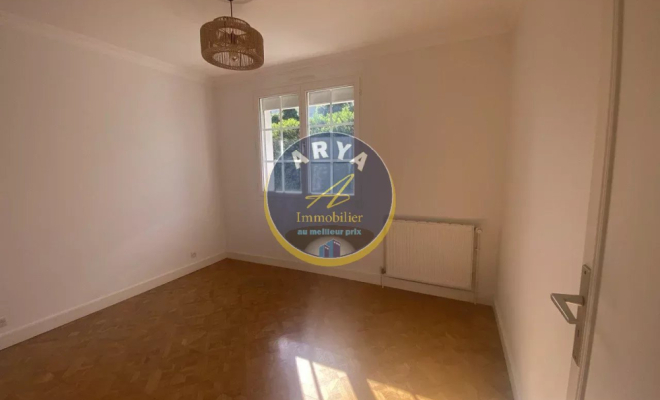 Maison de plain-pied lumineuse et au calme d'une impasse, cinq chambres, sous-sol complet, garage double, beau terrain, ARYA Immobilier, estimation gratuite sous 48h