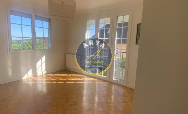 Maison de plain-pied lumineuse et au calme d'une impasse, cinq chambres, sous-sol complet, garage double, beau terrain, ARYA Immobilier, estimation gratuite sous 48h