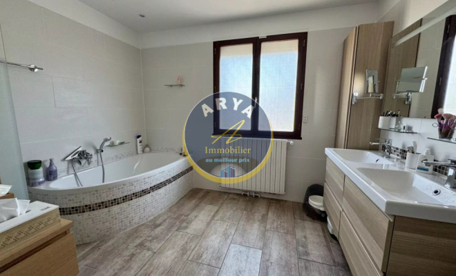 Belle propriété familiale avec piscine, sous-sol complet et vaste terrain arboré, ARYA Immobilier, estimation gratuite sous 48h