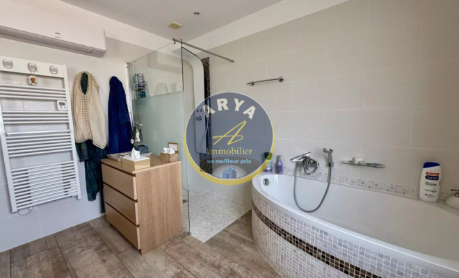 Belle propriété familiale avec piscine, sous-sol complet et vaste terrain arboré, ARYA Immobilier, estimation gratuite sous 48h