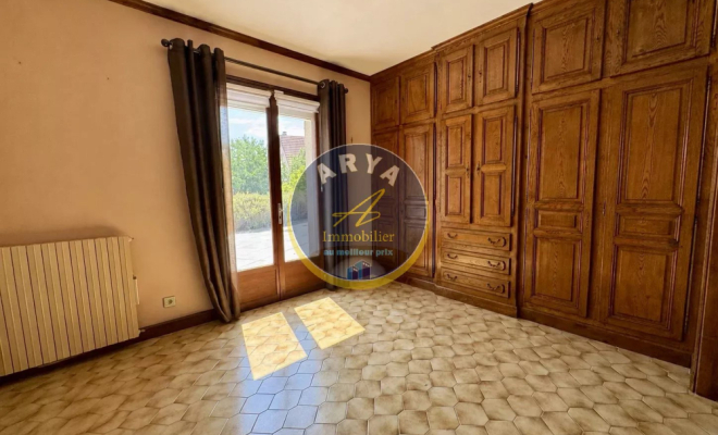 Belle propriété familiale avec piscine, sous-sol complet et vaste terrain arboré, ARYA Immobilier, estimation gratuite sous 48h