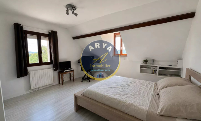 Belle propriété familiale avec piscine, sous-sol complet et vaste terrain arboré, ARYA Immobilier, estimation gratuite sous 48h