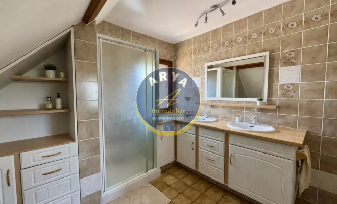 Belle propriété familiale avec piscine, sous-sol complet et vaste terrain arboré, ARYA Immobilier, estimation gratuite sous 48h