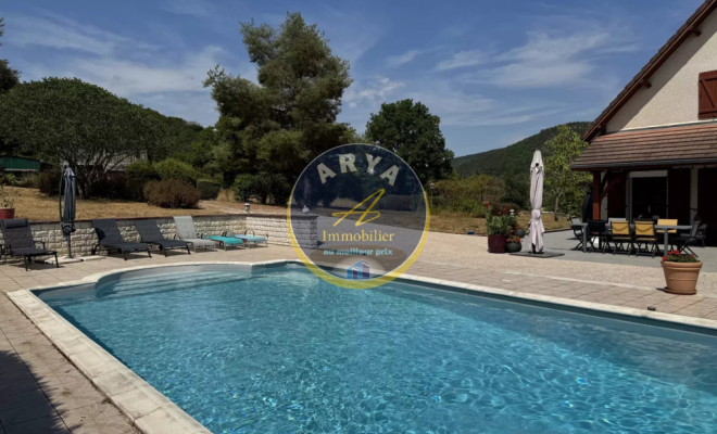 Belle propriété familiale avec piscine, sous-sol complet et vaste terrain arboré, ARYA Immobilier, estimation gratuite sous 48h