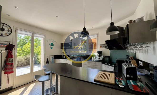 Belle propriété familiale avec piscine, sous-sol complet et vaste terrain arboré, ARYA Immobilier, estimation gratuite sous 48h