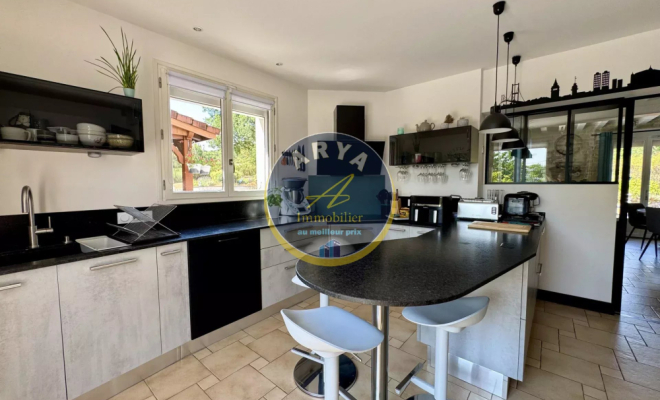 Belle propriété familiale avec piscine, sous-sol complet et vaste terrain arboré, ARYA Immobilier, estimation gratuite sous 48h