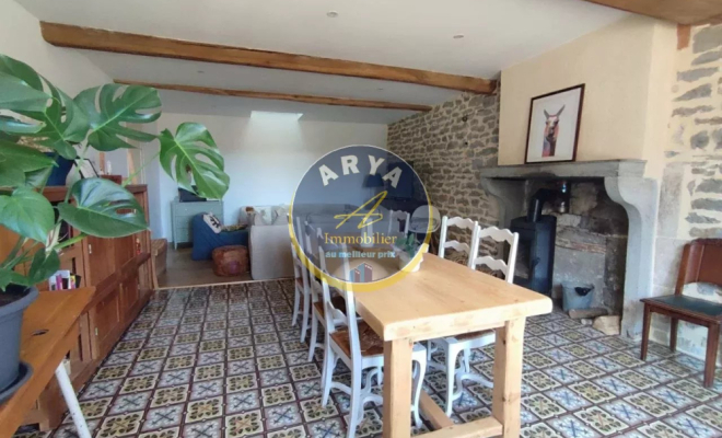 Jolie maison ancienne entièrement rénovée avec trois chambres et une grange, ARYA Immobilier, estimation gratuite sous 48h