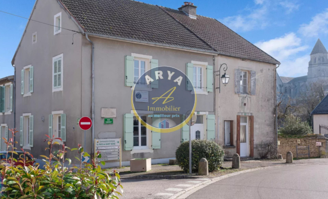 Grande maison en pierre avec six chambres et garage, ARYA Immobilier, estimation gratuite sous 48h