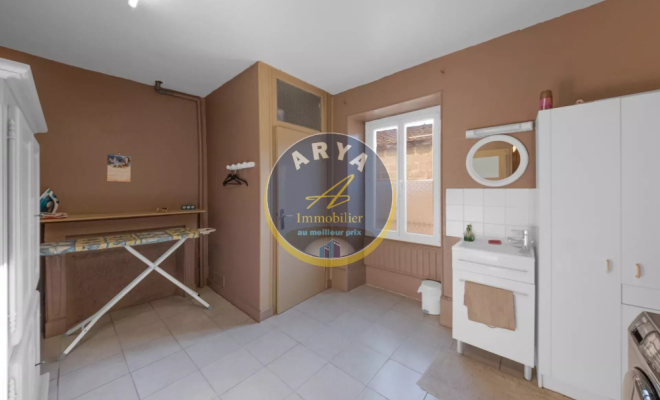 Grande maison en pierre avec six chambres et garage, ARYA Immobilier, estimation gratuite sous 48h