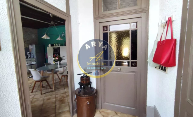 Grande maison en pierre avec six chambres et garage, ARYA Immobilier, estimation gratuite sous 48h
