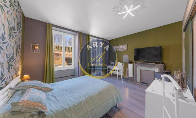 Grande maison en pierre avec six chambres et garage, ARYA Immobilier, estimation gratuite sous 48h