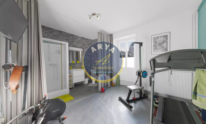 Grande maison en pierre avec six chambres et garage, ARYA Immobilier, estimation gratuite sous 48h