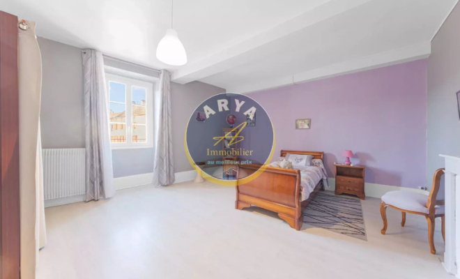 Grande maison en pierre avec six chambres et garage, ARYA Immobilier, estimation gratuite sous 48h