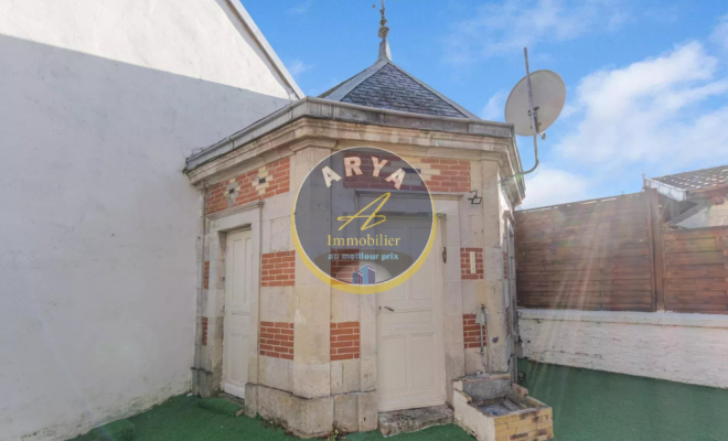 Grande maison en pierre avec six chambres et garage, ARYA Immobilier, estimation gratuite sous 48h