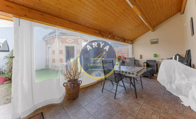 Grande maison en pierre avec six chambres et garage, ARYA Immobilier, estimation gratuite sous 48h