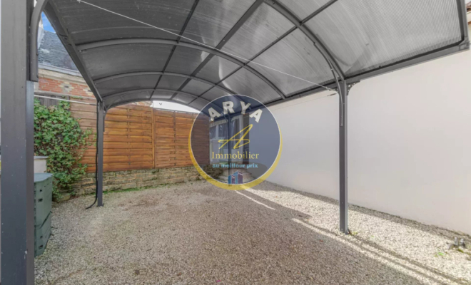 Grande maison en pierre avec six chambres et garage, ARYA Immobilier, estimation gratuite sous 48h