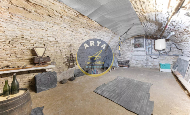 Grande maison en pierre avec six chambres et garage, ARYA Immobilier, estimation gratuite sous 48h