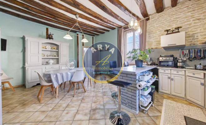 Grande maison en pierre avec six chambres et garage, ARYA Immobilier, estimation gratuite sous 48h