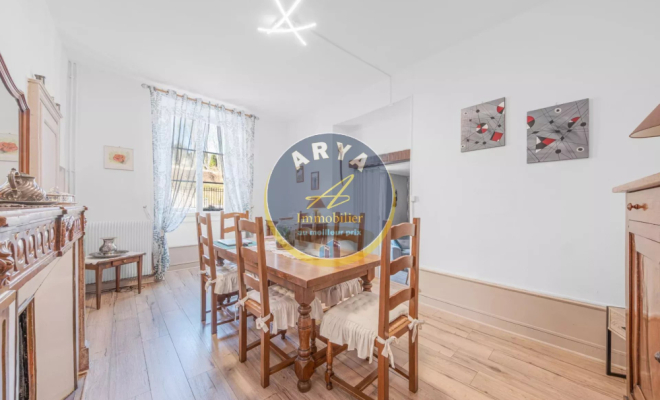 Grande maison en pierre avec six chambres et garage, ARYA Immobilier, estimation gratuite sous 48h