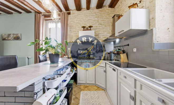 Grande maison en pierre avec six chambres et garage, ARYA Immobilier, estimation gratuite sous 48h