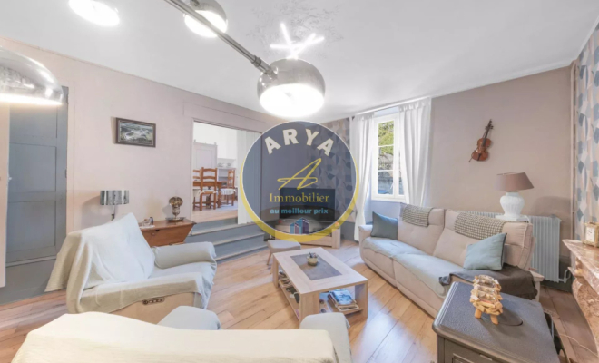 Grande maison en pierre avec six chambres et garage, ARYA Immobilier, estimation gratuite sous 48h
