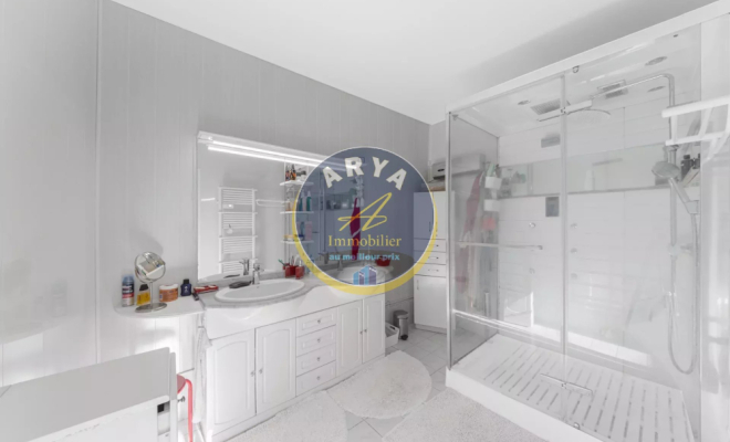 Grande maison en pierre avec six chambres et garage, ARYA Immobilier, estimation gratuite sous 48h