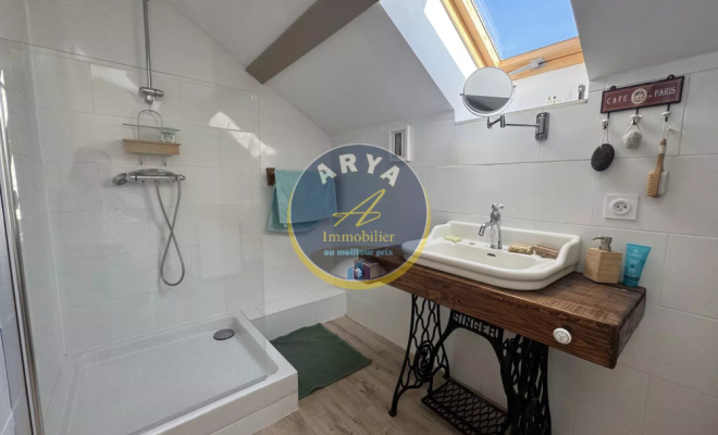 Maison avec vue dégagée, beaux volumes et nombreuses dépendances – Savigny-sous-Mâlain, ARYA Immobilier, estimation gratuite sous 48h