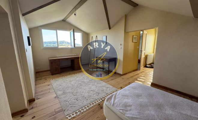 Maison avec vue dégagée, beaux volumes et nombreuses dépendances – Savigny-sous-Mâlain, ARYA Immobilier, estimation gratuite sous 48h