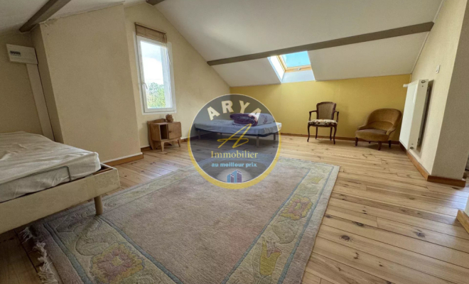 Maison avec vue dégagée, beaux volumes et nombreuses dépendances – Savigny-sous-Mâlain, ARYA Immobilier, estimation gratuite sous 48h