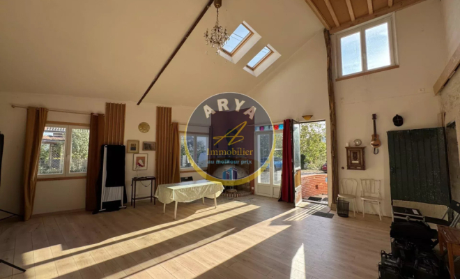 Maison avec vue dégagée, beaux volumes et nombreuses dépendances – Savigny-sous-Mâlain, ARYA Immobilier, estimation gratuite sous 48h