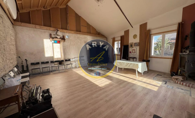 Maison avec vue dégagée, beaux volumes et nombreuses dépendances – Savigny-sous-Mâlain, ARYA Immobilier, estimation gratuite sous 48h
