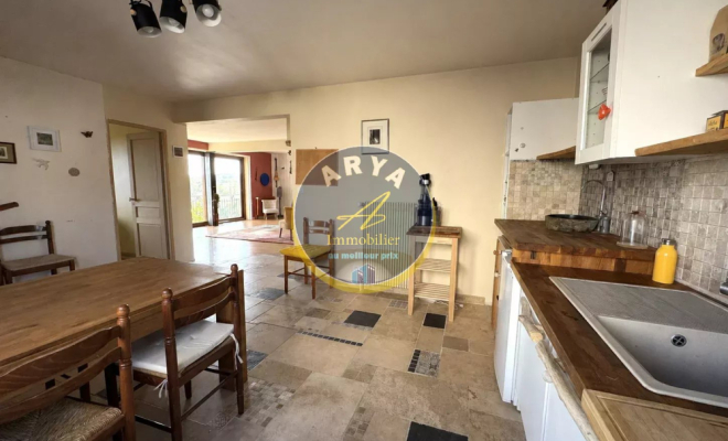 Maison avec vue dégagée, beaux volumes et nombreuses dépendances – Savigny-sous-Mâlain, ARYA Immobilier, estimation gratuite sous 48h