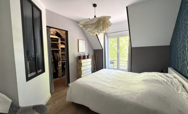 Chambre avec dressing Plombières-Lès Dijon, 2 chambres, garage et combles proche Canal de Bourgogne Arya immobilier estimation gratuite sous 48h de votre appartement, maison ,terrain, grange, immeuble, local, etc.  accompagnement personnalisé projet de vente et à l'acquisition