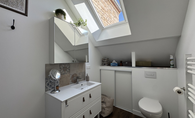 Salle de doche lumineuse Maison en pierre avec cachet – 70 m² – Terrasse, patio et sous-sol garage – Fleurey-sur-Ouche