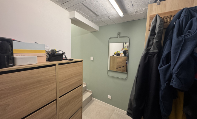 Maison en pierre avec cachet – entrée vestiaire  aménagée avec rangement 70 m² – Terrasse, patio et sous-sol garage – Fleurey-sur-Ouche