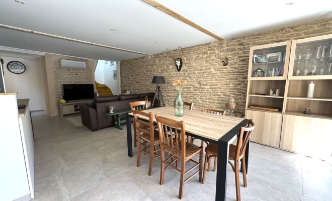 Maison en pierre avec cachet – Salon séjour pierre apparentes 70 m² – Terrasse, patio et sous-sol garage – Fleurey-sur-Ouche
