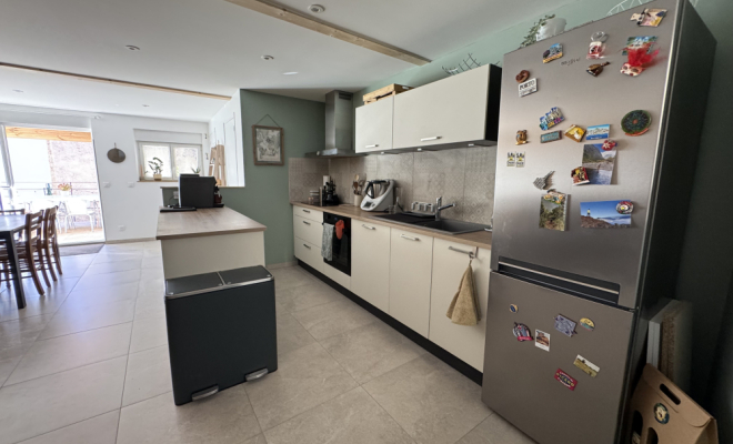 Maison en pierre avec cachet – Cuisine moderne et équipée 70 m² – Terrasse, patio et sous-sol garage – Fleurey-sur-Ouche