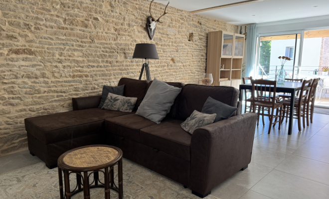 Salon vue terrasse Maison en pierre avec cachet – 70 m² – Terrasse, patio et sous-sol garage – Fleurey-sur-Ouche