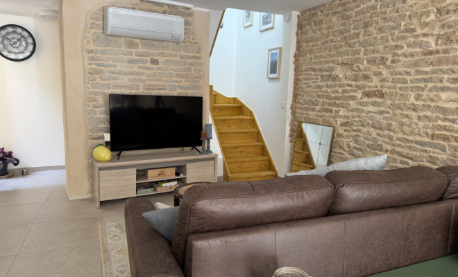Maison en pierre avec cachet – 70 m² – Terrasse, patio et sous-sol garage – Fleurey-sur-Ouche