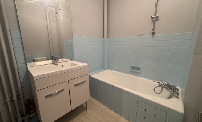 Salle de bains avec WC équipée d'un extracteur d'air DIJON – QUARTIER MONTCHAPET | APPARTEMENT 51,87 M² AVEC BALCON, CAVE, GRENIER ET PARKING FERMÉ ARYA IMMOBILIER estimation gratuite de votre bien appartement, maison, terrain, immeuble, grange, local, etc. 