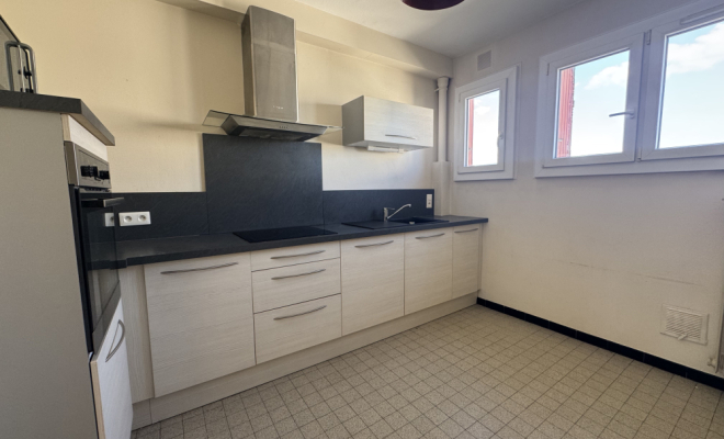 Cuisine aménagée DIJON – QUARTIER MONTCHAPET | APPARTEMENT 51,87 M² AVEC BALCON, CAVE, GRENIER ET PARKING FERMÉ ARYA IMMOBILIER estimation gratuite de votre bien appartement, maison, terrain, immeuble, grange, local, etc. 