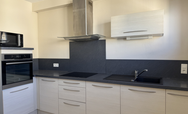 Cuisine DIJON – QUARTIER MONTCHAPET | APPARTEMENT 51,87 M² AVEC BALCON, CAVE, GRENIER ET PARKING FERMÉ ARYA IMMOBILIER estimation gratuite de votre bien appartement, maison, terrain, immeuble, grange, local, etc. 