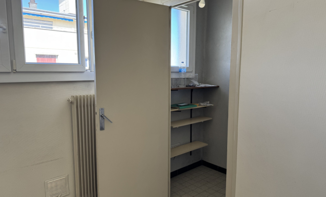 Arrière cuisine rangement praticité DIJON – QUARTIER MONTCHAPET | APPARTEMENT 51,87 M² AVEC BALCON, CAVE, GRENIER ET PARKING FERMÉ ARYA IMMOBILIER estimation gratuite de votre bien appartement, maison, terrain, immeuble, grange, local, etc. 