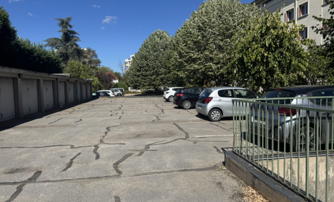 Parking fermé réservé à la copropriété DIJON – QUARTIER MONTCHAPET | APPARTEMENT 51,87 M² AVEC BALCON, CAVE, GRENIER ET PARKING FERMÉ ARYA IMMOBILIER estimation gratuite de votre bien appartement, maison, terrain, immeuble, grange, local, etc. 