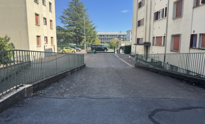 Résidence fermée avec barrières automatiques DIJON – QUARTIER MONTCHAPET | APPARTEMENT 51,87 M² AVEC BALCON, CAVE, GRENIER ET PARKING FERMÉ ARYA IMMOBILIER estimation gratuite de votre bien appartement, maison, terrain, immeuble, grange, local, etc. 