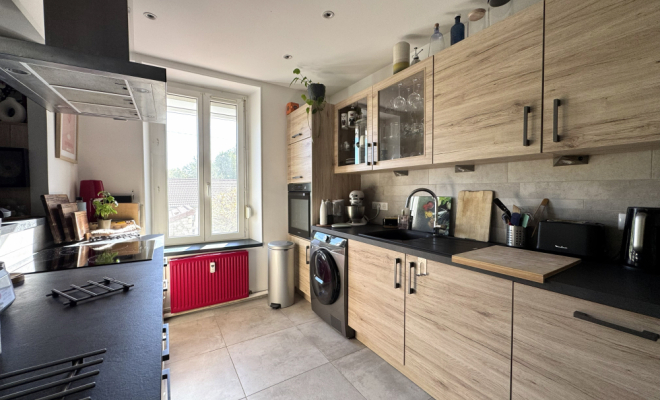 Cuisine moderne équipée Plombières-Lès Dijon, 2 chambres, garage et combles proche Canal de Bourgogne Arya immobilier estimation gratuite sous 48h de votre appartement, maison ,terrain, grange, immeuble, local, etc.  accompagnement personnalisé projet de vente et à l'acquisition