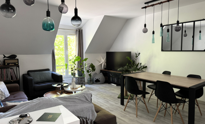 Salon - séjour lumineux Plombières-Lès Dijon, 2 chambres, garage et combles proche Canal de Bourgogne Arya immobilier estimation gratuite sous 48h de votre appartement, maison ,terrain, grange, immeuble, local, etc.  accompagnement personnalisé projet de vente et à l'acquisition
