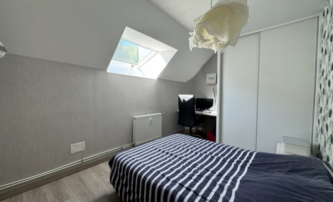 Chambbre avec bureau et rangement Plombières-Lès Dijon, 2 chambres, garage et combles proche Canal de Bourgogne Arya immobilier estimation gratuite sous 48h de votre appartement, maison ,terrain, grange, immeuble, local, etc.  accompagnement personnalisé projet de vente et à l'acquisition